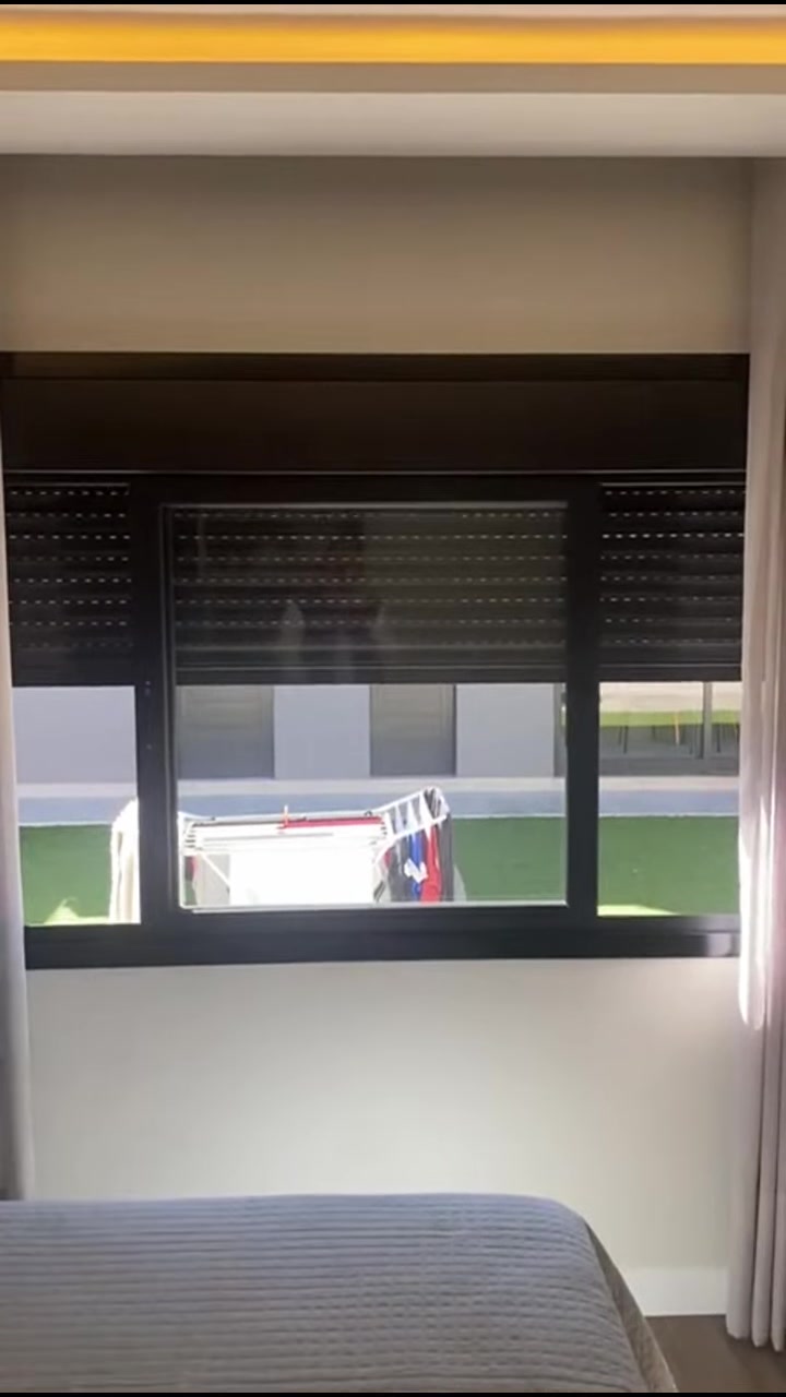 Janela com persiana integrada automatizada